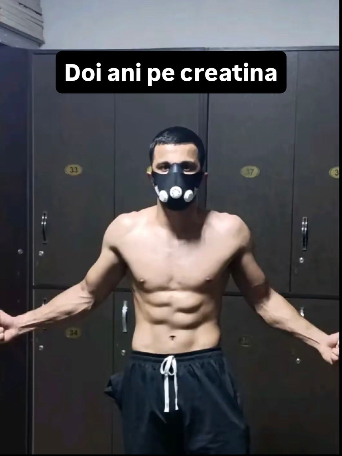 Man wearing a training mask in a gym changing room, with a Romanian text caption