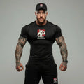 Șapcă Free Muscle, neagră, purtată cu un tricou Free Muscle negru