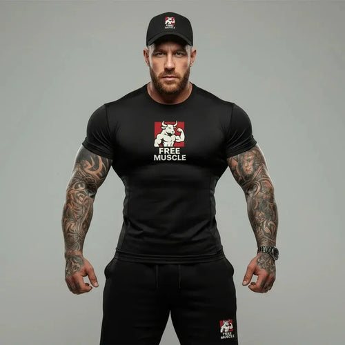 Șapcă Free Muscle, neagră, purtată cu un tricou Free Muscle negru
